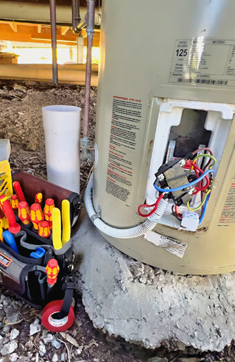 https://madeleyhotwater.com.au/uploads/2025/06/electric-hot-water-system-49471.jpg